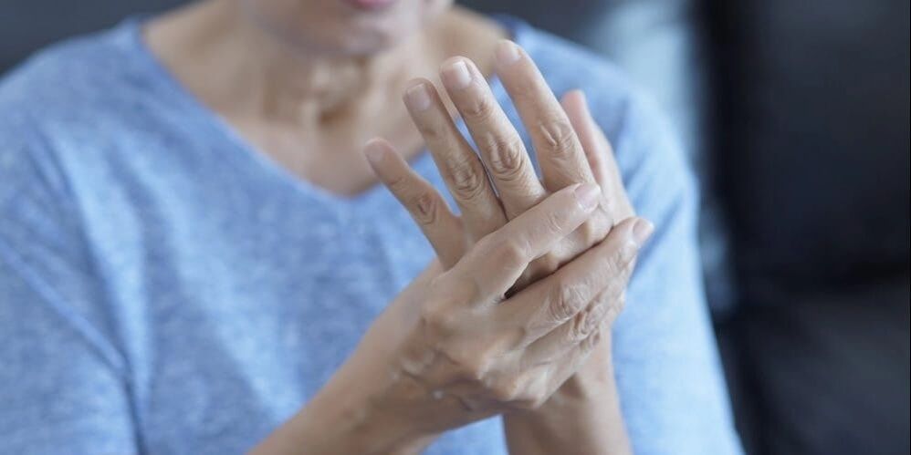 Osteoartritis se kaže kot mišični krči, blago otekanje in bolečine v sklepih prstov.