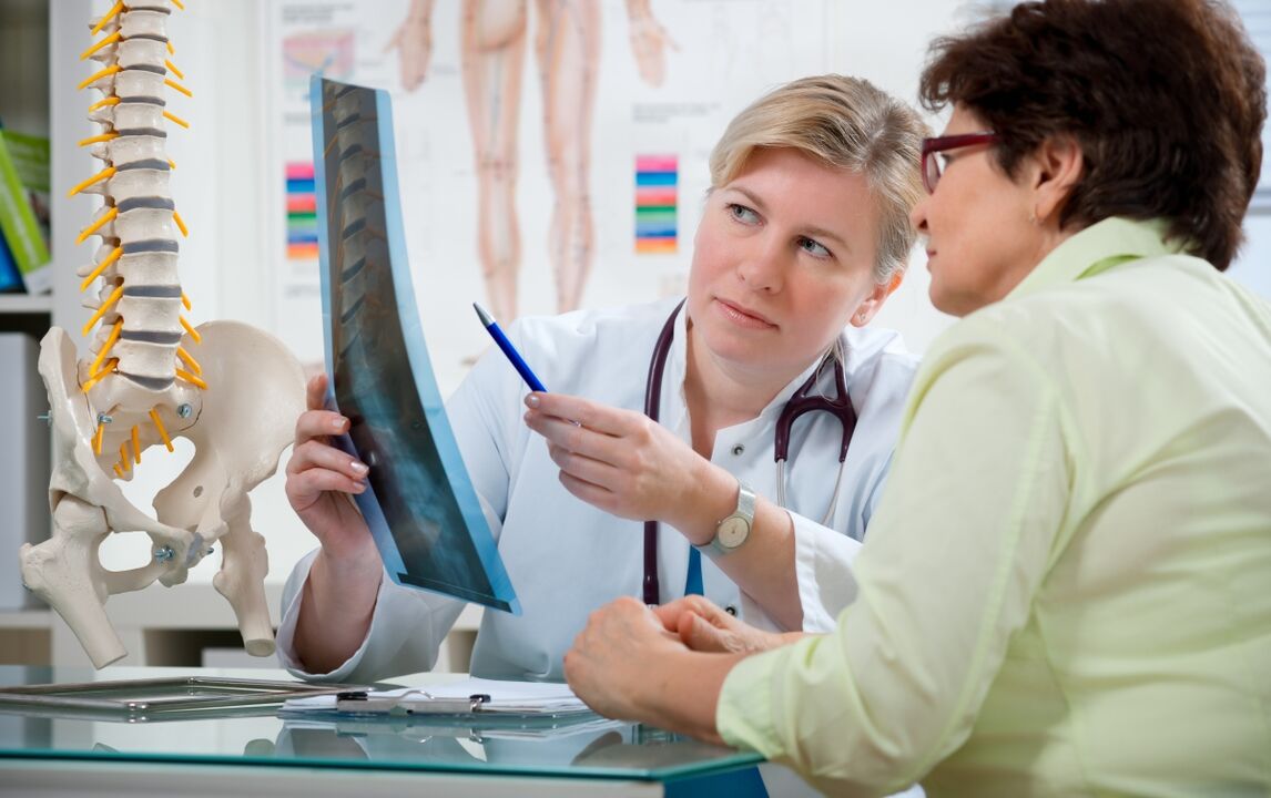 zdravnik daje priporočila za cervikalno osteohondrozo
